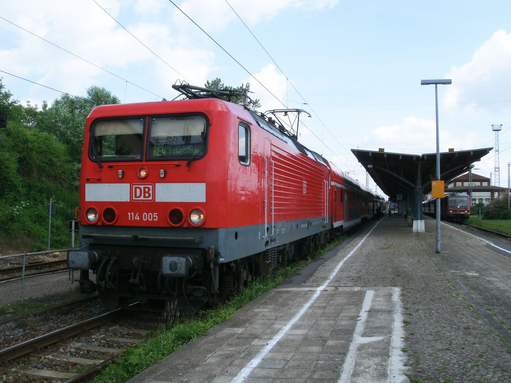 Whrend 114 005 mit dem RE aus Wismar nach Ludwigsfelde ausfuhr,wartete am 28.Mai 2011,in Bad Kleinen,628 658 auf Anschlureisende nach Lbeck.