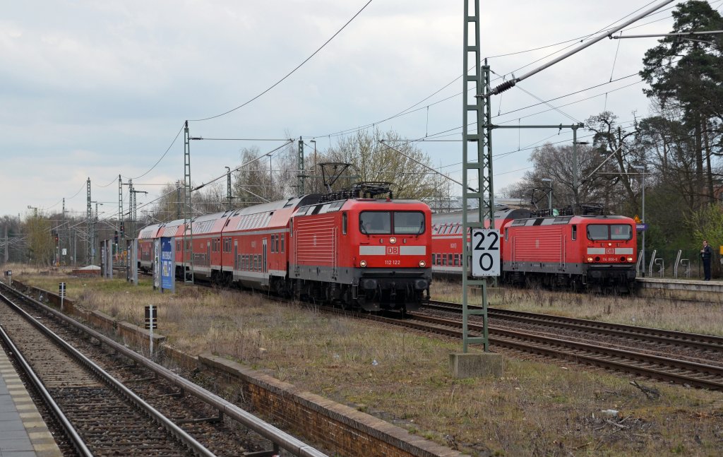W�hrend 114 006 am 11.04.12 in Potsdam-Griebnitzsee f�r die R�ckfahrt nach Berlin Sch�nefeld bereit steht, f�hrt 112 122 mit einem RE aus Berlin Wannsee nach Brandenburg durch.