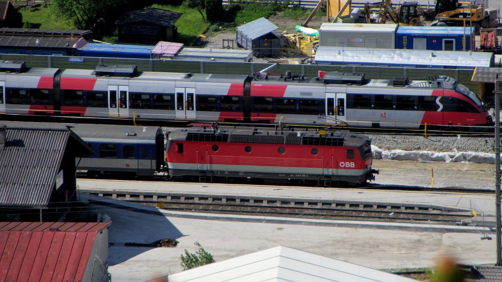 Whrend 1144 109 mit einer RoLa ber Gleis 1 durch Brixlegg fhrt, verlsst ein Talent als S1 nach Telfs-Pfaffenhofen den Bahnhof.(4.5.2012)