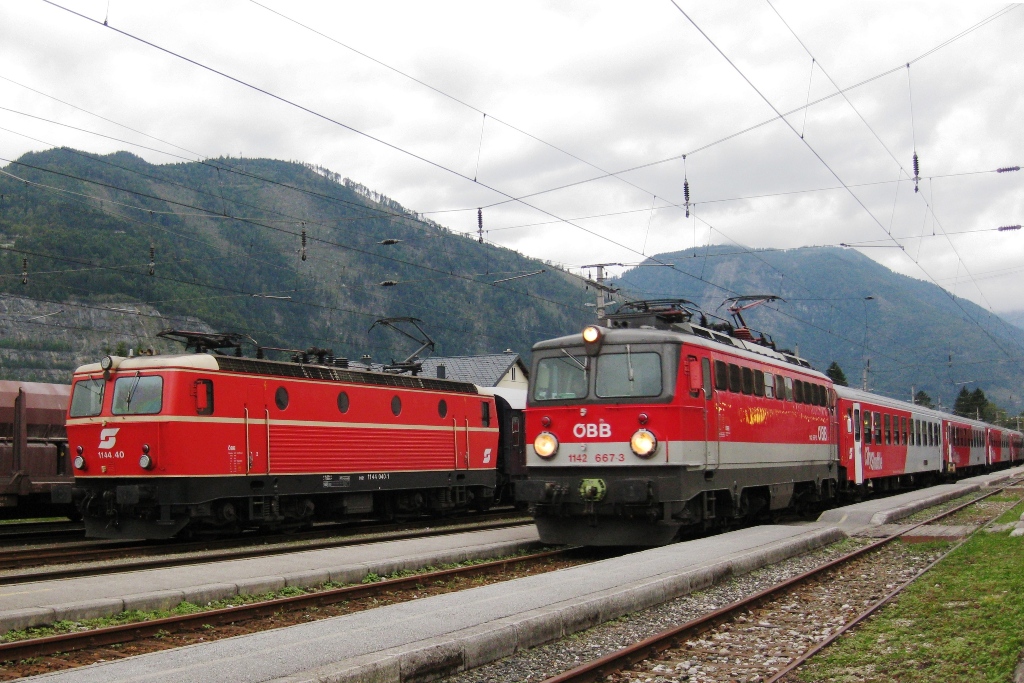 Whrend  die 1144.40 mit dem Sonderzug am 18.9.2010 auf ihre Weiterfahrt warteten,  kreuzte die 1142 667-3 mit dem R 3429 nach Linz Hbf mit den R 3426 im Bahnhof Ebensee - Foto: Ausfahrt von R 3429 aus Bahnhof Ebensee.