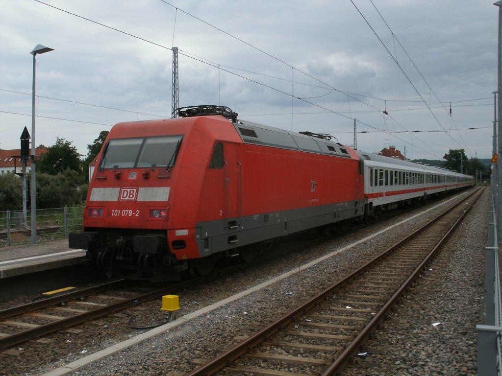 Whrend 115 114 den IC 2353 Erfurt-Binz,am 09.Juli bis Binz zog und 101 079 als Schlulok mitfuhr,brachte 101 den Leerpark mit der 115 114,nach Ankunft in Binz,zurck nach Stralsund.Hier hatte die Lok in Binz noch nicht den Stromabnehmer fr die Rckfahrt angelegt.