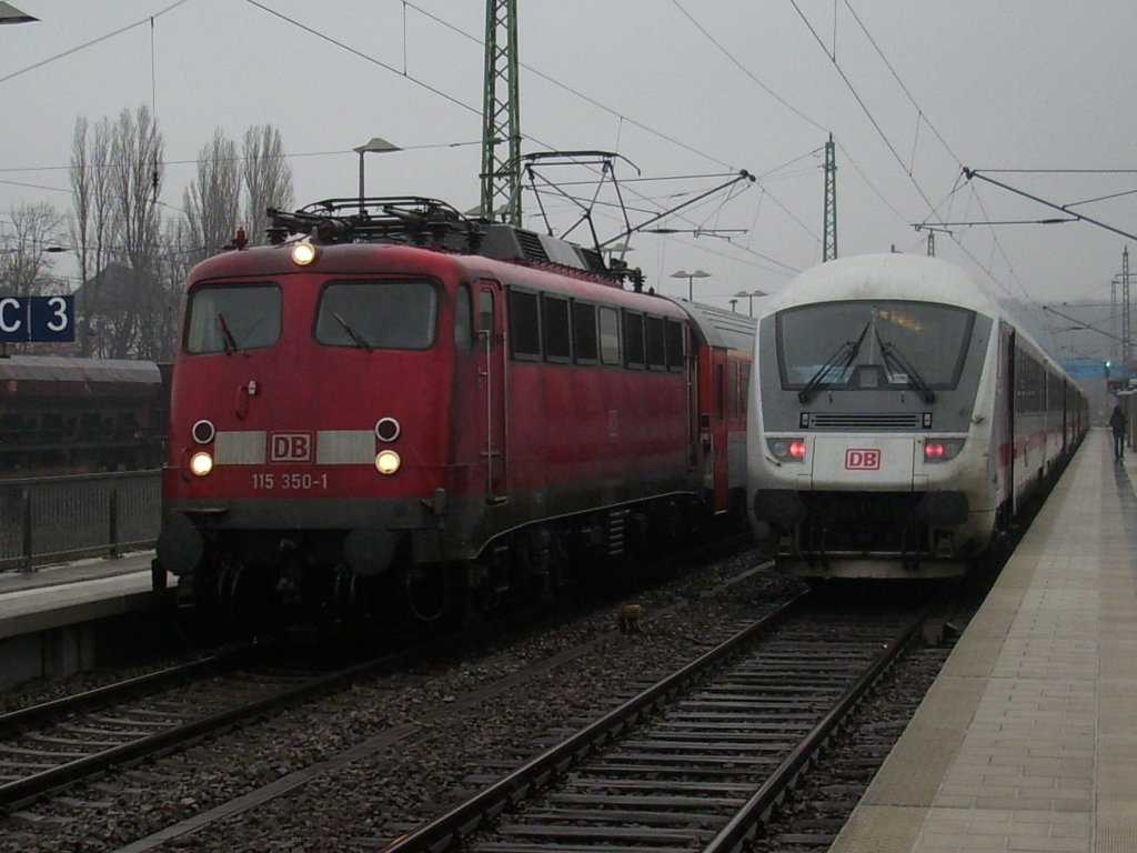 W�hrend 115 350 am 27.M�rz 2010 mit dem EC 379 Binz-Brno in Bergen/R�gen einfuhr,verlie� auf dem Nachbargleis IC 2184 Hannover-Binz den Bahnhof.