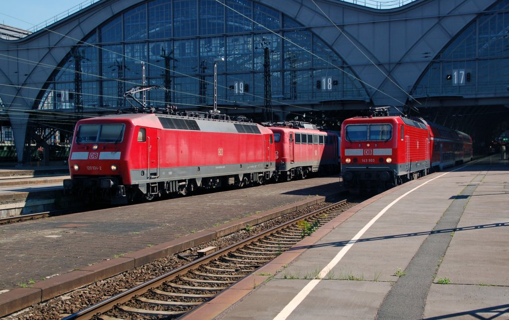 Whrend 120 134 und die Bahn-Charter-Lok 110 236 mit IC 1854 im Leipziger Hbf auf die Abfahrt warten, zieht 413 903 ihre RB nach Altenburg.