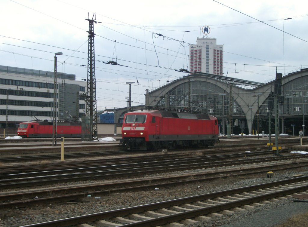Whrend 120 144 am 01. April 2013 im Vordergrund rangiert, steht die 120 133 aufgebgelt im Hintergrund. Aufgenommen im Leipziger Hbf.