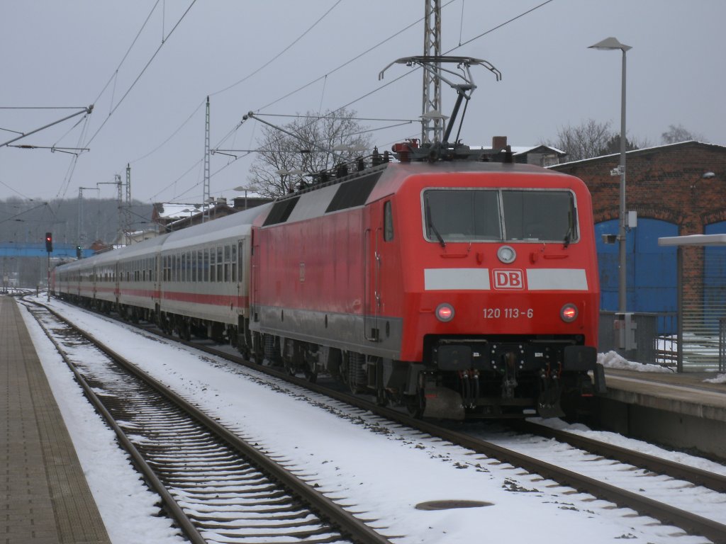 Whrend 120 151 als Zuglok den IC 2357 Leipzig-Binz,am 16.Februar 2012,im Abschnitt Stralsund-Binz zog fuhr 120 113 am Schlu mit.Hier beim Halt in Bergen/Rgen.
