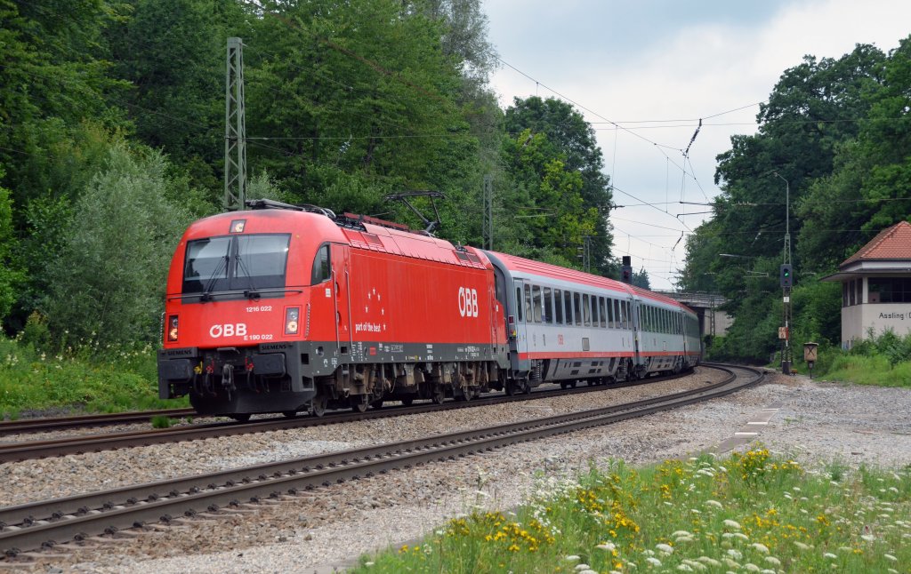 Whrend 1216 022 am 06.07.12 ihren EC von Mnchen kommend durch Assling Richtung Rosenheim zog...