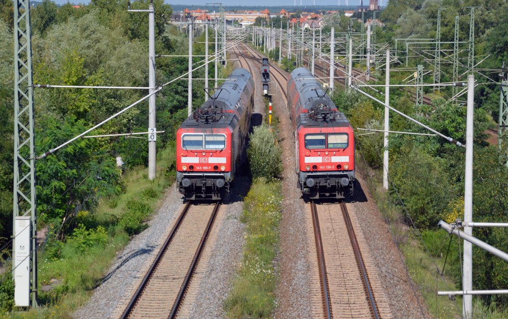 Whrend 143 190 ihre RB nach Halle(S) zieht, befrdert 143 130 ihre RB nach Leipzig. Fotografiert am 20.08.11 in Holzweiig.