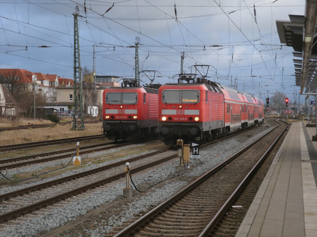 W�hrend 143 303,am 17.Dezember 2011,mit der S2 aus G�strow nach Rostock kam und weiter nach Warnem�nde fuhr,stand 143 952 noch in der Abstellanlage.