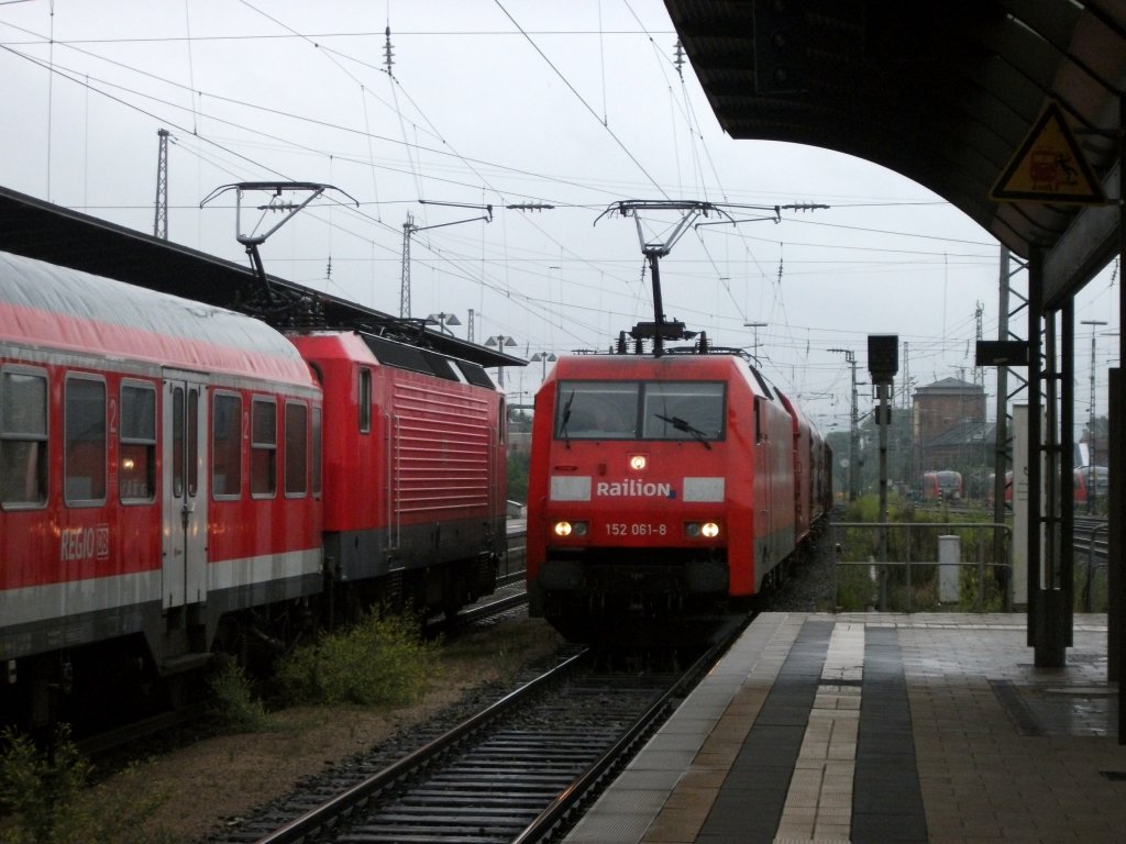Whrend eine 143 in Bamberg auf die Ausfahrt Richtung Kronach wartet, durchfhrt 152 061 mit einem Mischer den Bahnhof Richtung Nrnberg. 1.Juni 2011