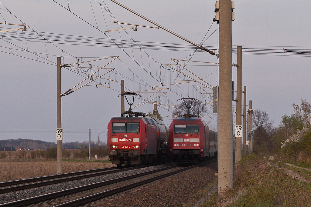 Whrend 145 021 einen Gterzug in Richtung Oschatz zieht, schiebt 101 055 seinen IC in Richtung Riesa. (am 17.04.2012 bei Bornitz)