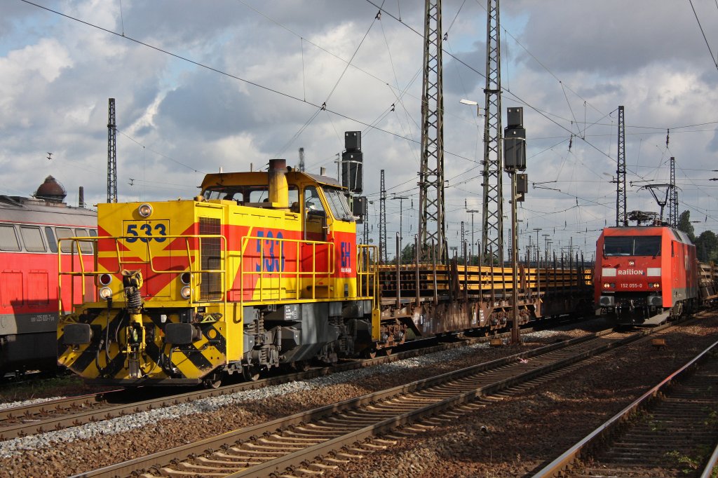 Whrend 152 055 in Duisburg-Bissingheim noch auf Einfahrt nach Duisburg-Entenfang wartet darf EH 533 am 15.7.10 schon mal ihren Schienenlangzug
abliefern