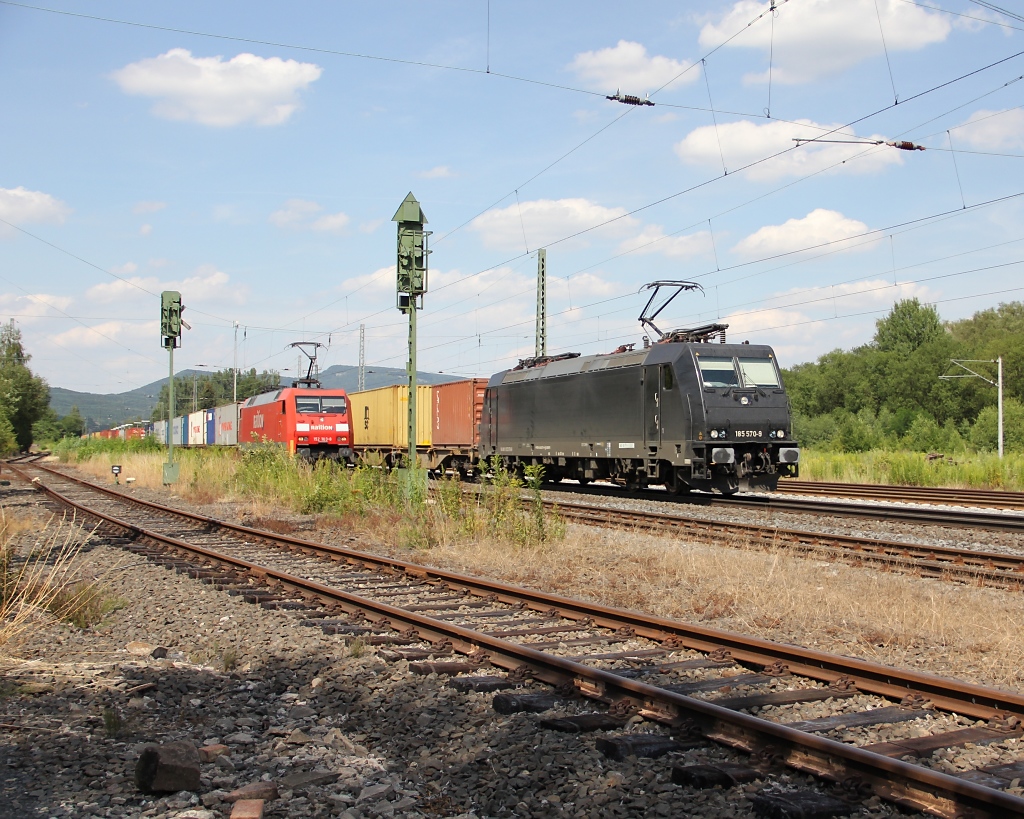 Whrend 152 103-8 noch auf Weiterfahrt nach Sden wartet, kann 185 570-9 ihren Weg mit ihrem Containerzug in Richtung Sden schon fortsetzen. Aufgenommen am 12.07.2011 in Eschwege West.