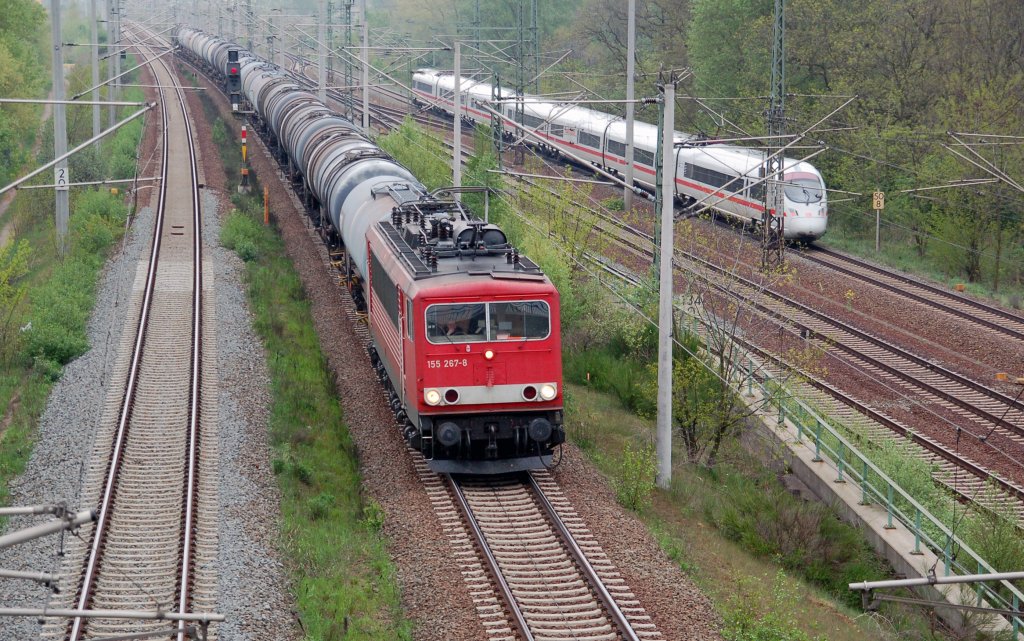 Whrend 155 267 einen Kesselwagenzug Richtung Leipzig zieht, kommt ein ICE-T aus dieser Richtung gefahren. Fotografiert am 04.05.10 in Holzweissig.