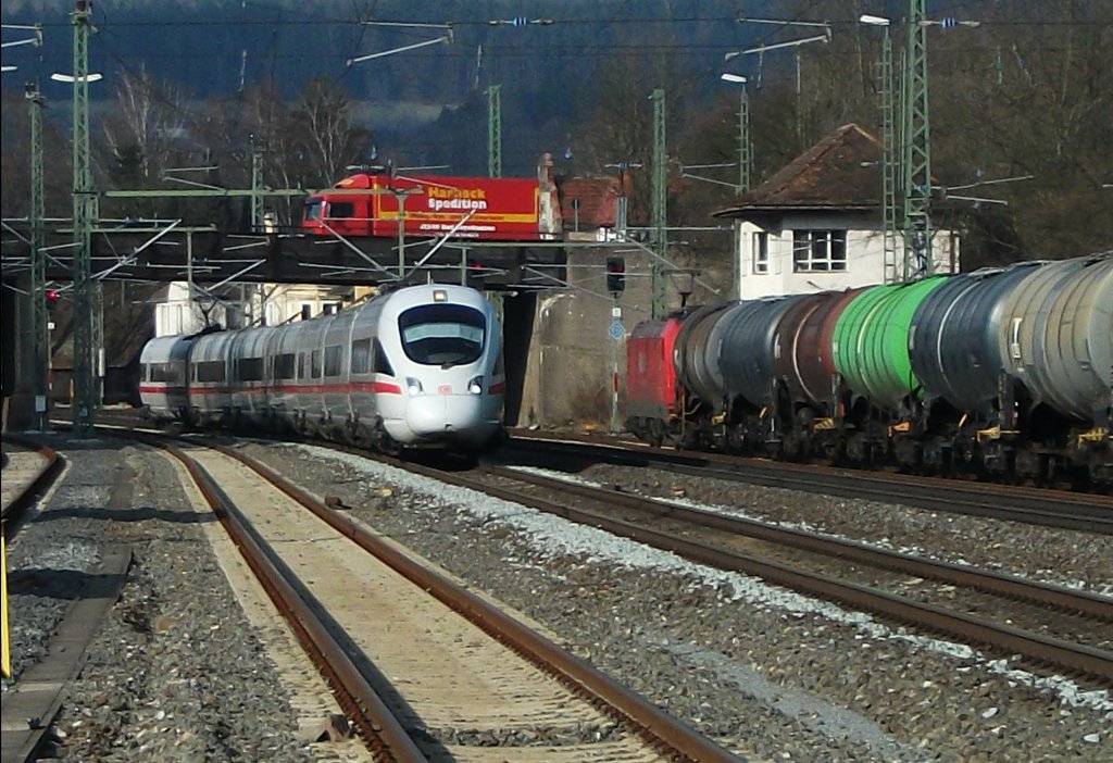 Whrend 185 275 auf Gleis 1 mit einem Kesselzug Richtung Saalfeld auf die Ausfahrt wartet, durchfhrt der ICE 1611, Kronach Richtung Lichtenfels. Ein LKW berquert zustzlich noch die Brcke. 15.03.11
