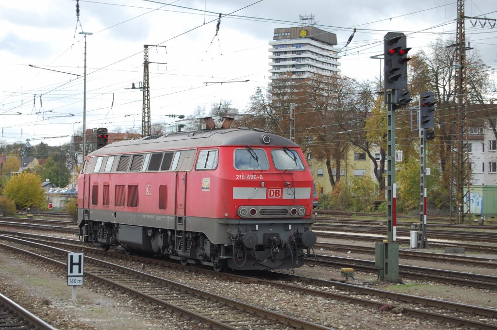 Whrend die eine 218 noch auf Rangiererlaubnis wartet, ist die mit Bahnrumer ausgestattete 218 496-8, welche zuvor einen IRE aus Lindau nach Ulm befrdert hat, schon fleiig am Rangieren. Das Bild entstand am 26.10.2009 in Ulm.