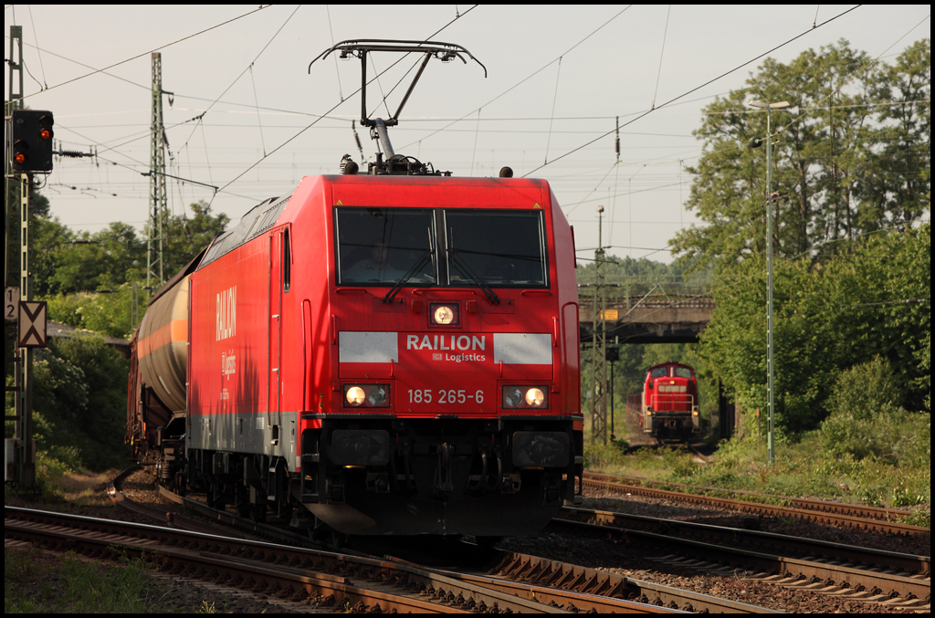 Whrend 294 908 mit ihren Stahlbrammen warten muss, rollt die 185 265 (9180 6185 265-5 D-DB) am Morgen des 18.05.2011 mit einem Gterzug in den Gterbahnhof Kln-Kalk ein.
