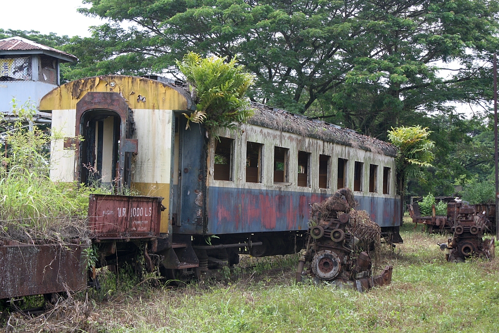 Während der บชส.133 (บชส. =BTC./Bogie Third Class Carriage) im Depot Thung Song auf sein weiteres Schicksal wartet, ergreift die Natur schon von ihm Besitz. Bild vom 24.August 2011.