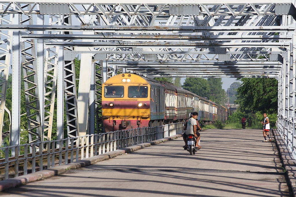 Waehrend der 40 min. verspaetete und von der HID 4505 (Co'Co', de, Hitachi, Bj.1993) gezogene, ueber die 1953 errichtete Chulachomklao Bridge fahrende, EXP 85 (Bangkok - Nakhon Si Thammarat) von den Einheimischen ignoriert wird, erweckt der fotografierende  Farang  schon einige Aufmerksamkeit.