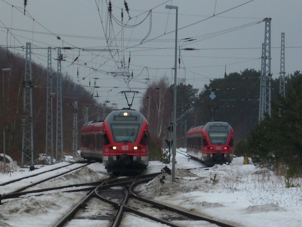 Whrend 429 027,mit dem RE 33313 aus Stralsund,am 20.Februar 2010,in den Bahnhof Binz einfuhr,konnte sich auf dem Abstellgleis 429 029 ausruhen.