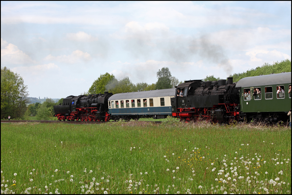 Whrend 52 8195 mit ihrem Pendelzug zurck nach Neuenmarkt-Wirsberg rollt, schiebt 64 491 einen anderen Pendelzug, gefhrt von der 10 1066, nach Marktschorgast nach. (22.05.2010)