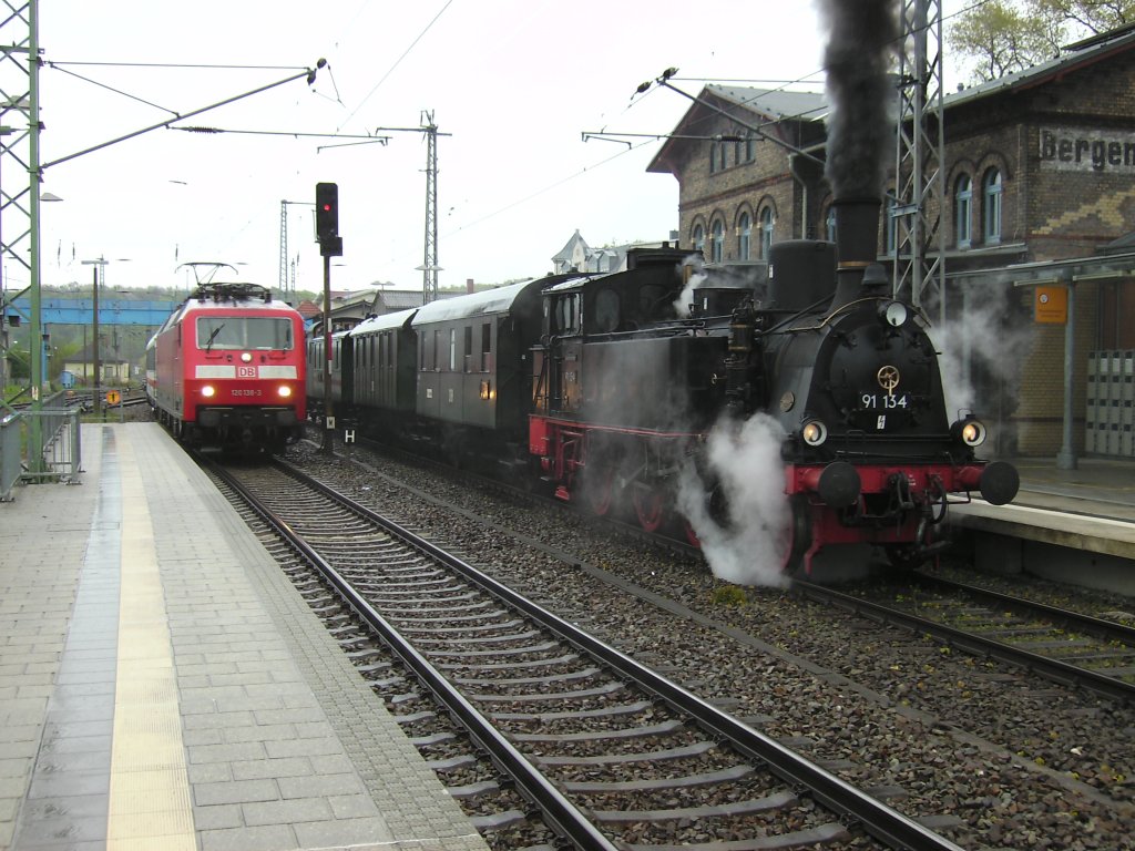 Whrend 91 134 in Bergen/Rgen bereits auf Ausfahrt wartete,hatte auf dem Nachbargleis 120 138 mit Uex 1805 Binz-Kln Einfahrt.