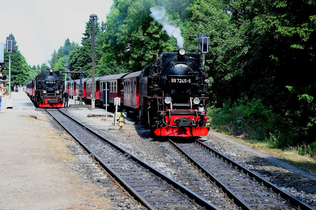 W�hrend 99 7245 mit ihrem Zug in Richtung Nordhausen bereits den Bahnhof Drei Annen Hohne verl��t, wartet 99 7239 mit einem Zug zum Brocken noch auf den Abfahrtsauftrag. (Aufnahme vom 02.07.2010)