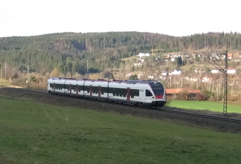 Whrend der Adventszeit gibt es bei der SBB Gmbh mehrere Sonderfahrten zu Weihnachtsmrkten in Baden Wrttemberg und der Schweiz. Am 28. Oktober 2009 fand eine Fahrt nach Stuttgart statt; hier sieht man 526 651-5 als DPE 31974 (Konstanz-Stuttgart Hbf) bei Mhringen.

