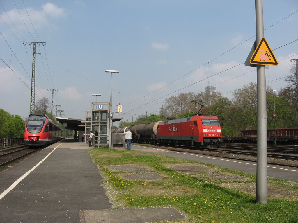 Whrend am 20. April 2010 644 557 und ein weiterer unbekannt geblebener 644 als RB 24 nach Kall (Eifel) in Kln West station machten fuhr 152 009-7 mit einem lzug vorbei.