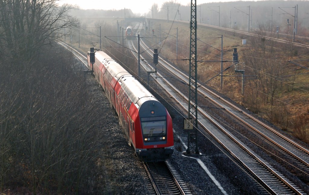 Whrend am 22.01.11 links die RB aus Leipzig Richtung Bitterfeld fhrt, kommt rechts die RB aus Halle(S) gefahren. Fotografiert in Holzweiig.