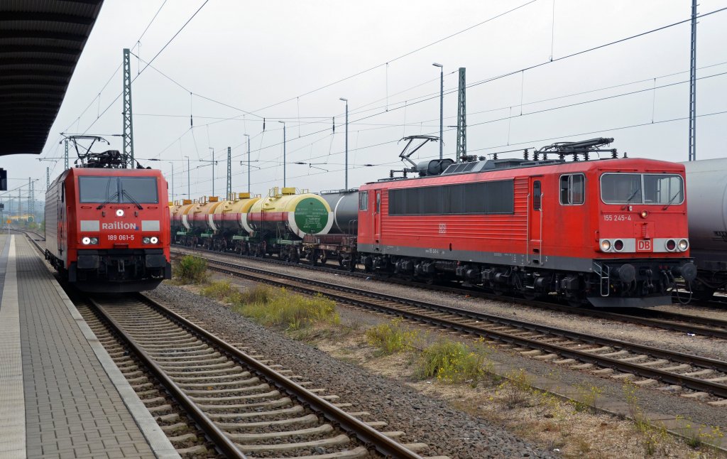 Whrend am 27.10.11 189 061 im Bahnhof Bitterfeld auf neue Aufgaben wartet, bespannt 155 245 einen Phosphorzug.
