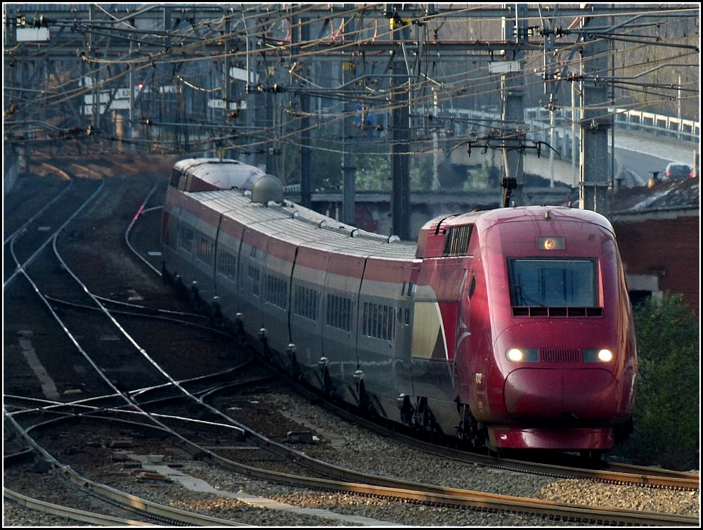 Whrend am Abend des 27.03.2011 der  plan inclin  in Lttich schon im Schatten liegt, streckt der PBKA Thalys 4342 seine Nase noch in die letzten Sonnenstrahlen bei der Einfahrt in den Bahnhof Lige Guillemins. (Jeanny)