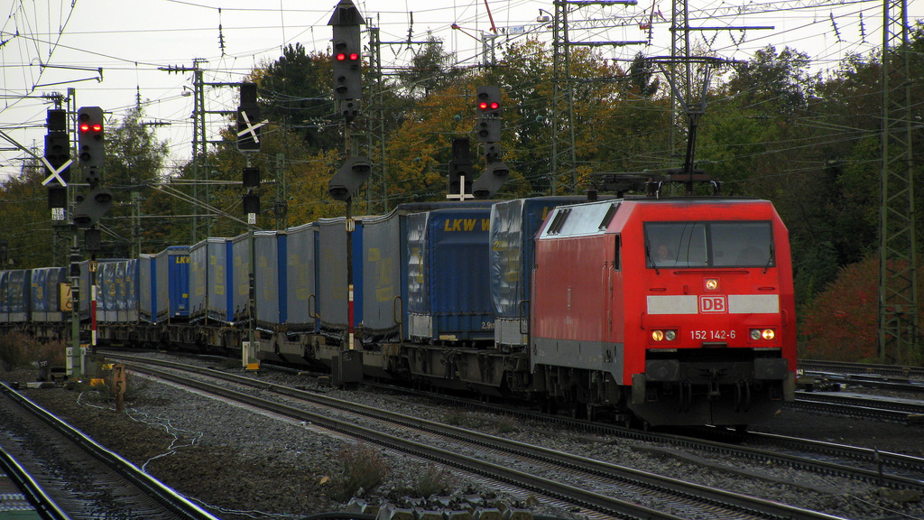 Whrend am Bahnsteig gerade ein ICE nach Dortmund einfuhr (deshalb der Zoom). Konnte ich noch die 152 142-6 mit ihrem LKW-Walter Ganzzug am 20.10. bei der Einfahrt ablichten.