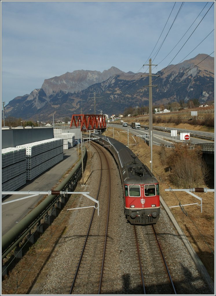 Whrend andere von Marathon reden, reichte mir ein kurzer Spurt zum Ziel: Re 4/4 II 11219 mit einem bunten IR nach Chur bei Untervaz. 
1. Dez. 2011
