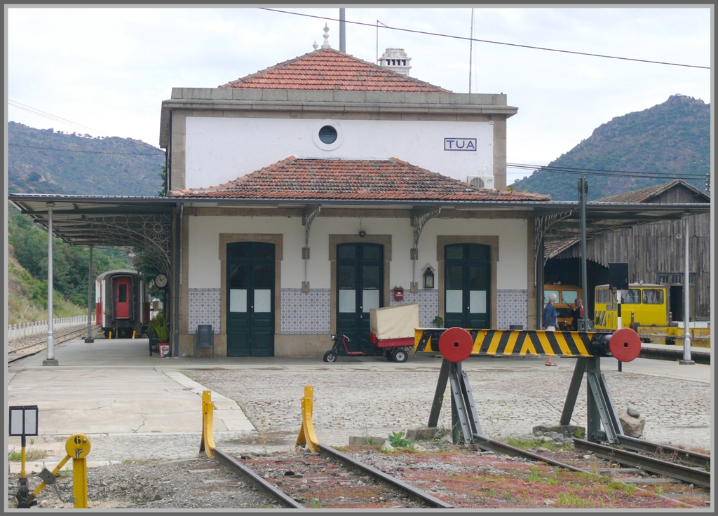 Whrend auf der Breitspur die Geleise erneuert werden und es noch Verkehr gibt, ist die Schmalspurbahn nach Mirandela in einen Dornrschenschlaf verfallen. Die Wirtschaftskrise in Portugal lsst wenig Hoffnung aufkommen, dass sich das zum Besseren ndert. (17.05.2011)