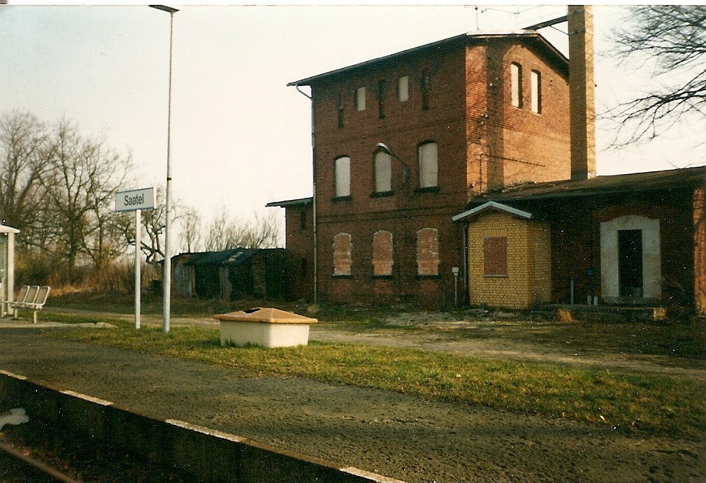 Whrend auf dem nrdlichen Teil der Darbahn die Strecke stillgelegt ist,wird der sdliche Abschnitt zwischen Barth und Velgast von der UBB betrieben.Vor der UBB-bernahme war die Strecke sogar elektrifiziert und es fuhren sogar Schnellzge,ja sogar IR von und bis Barth.Auf der Strecke kammen auch die Stralsunder Holzroller (E 109) zum Einsatz.So halten Heute nur noch die UBB auch an dem Haltepunkt Saatel.