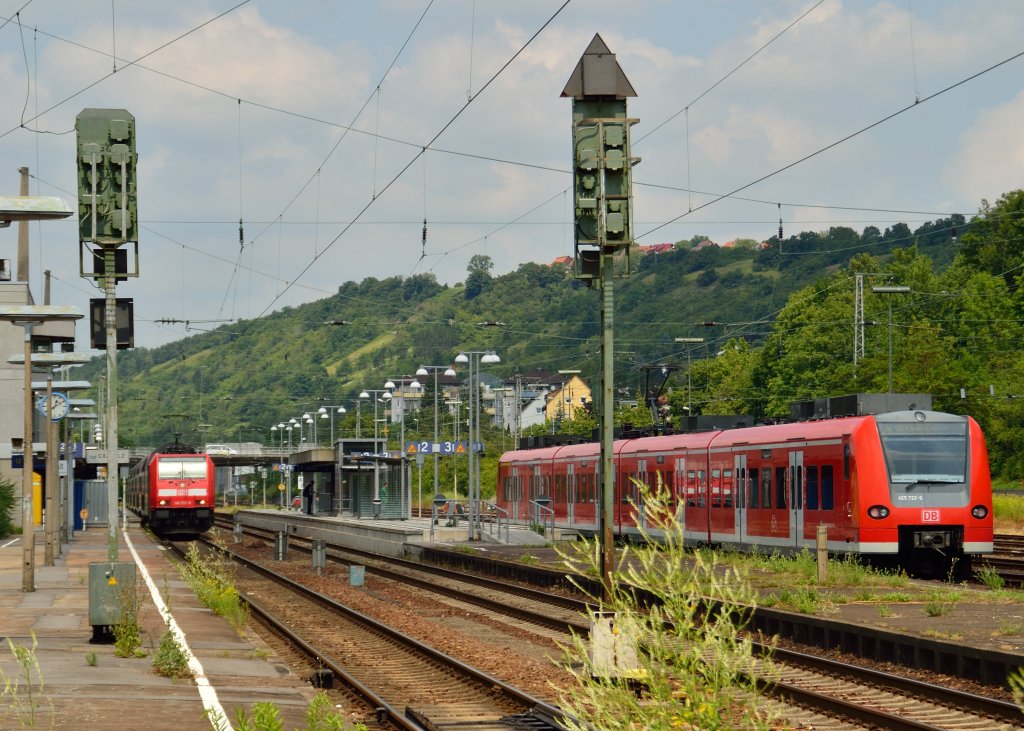 Whrend auf Gleis 1 die 146 212-6 mit ihrer RB nach Ulm steht, fhrt auf Gleis 3 gerade der 425 722-6 als S2 nach Kaiserslautern Hbf in Neckarelz ein. 6.7.2013