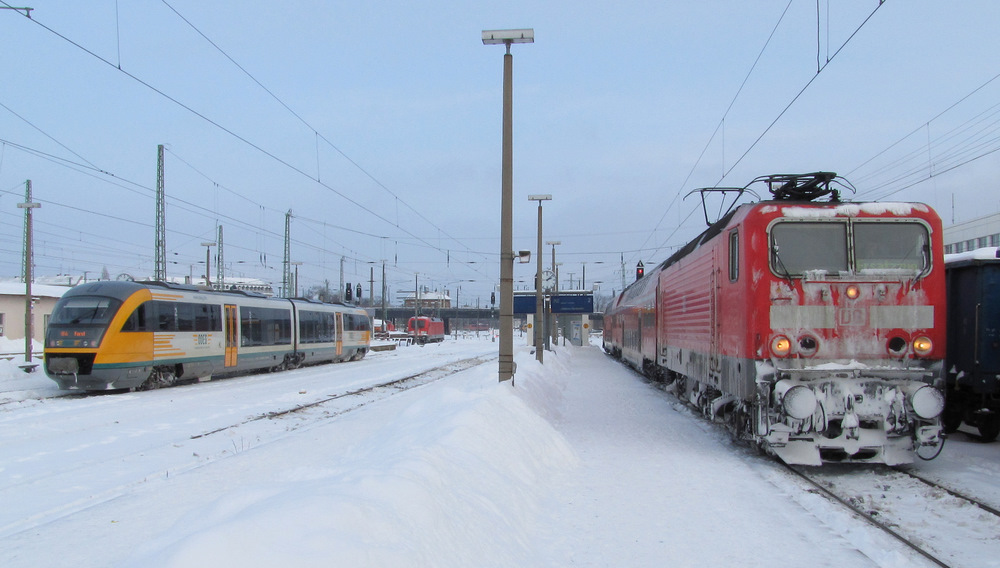 Whrend auf Gleis 4 die ODEG nach Forst wartet, steht am Gleis 2 der RE2 nach Lbbenau bereit. Cottbus den 27.12.2010
