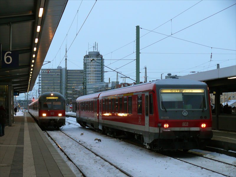 Whrend auf Gleis 7 628/928 678 abfahrbereit als RB 27371 nach Wasserburg am Inn (Anzeige  Gterzug) steht, fhrt auf Gleis 6 RE 30023 aus Salzburg ein; Mnchen-Ost, 02.02.2010

