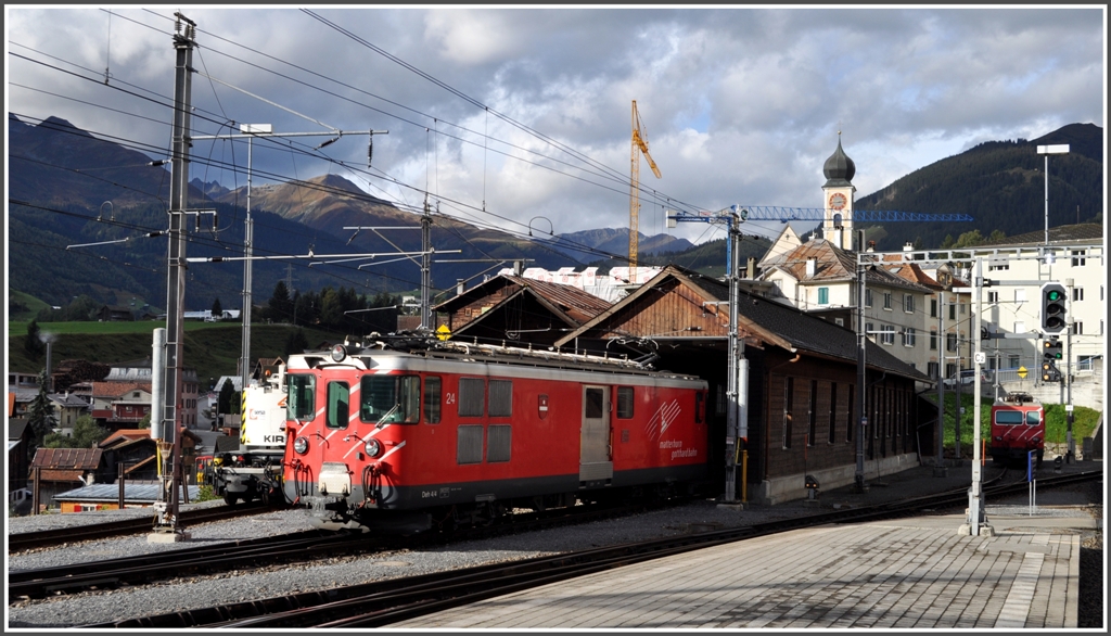 Whrend der Ausfahrt meines Zuges und genau zur richtigen Zeit fhrt der Deh 4/4 24 aus dem Lokschuppen von Disentis/Mustr. (25.09.2012)