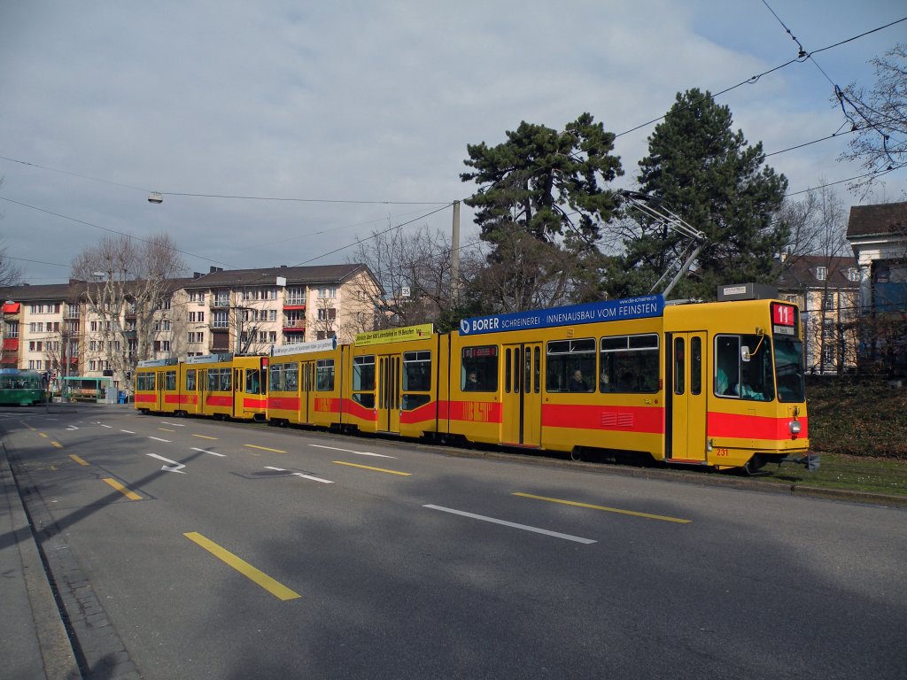 Während der Basler Fasnacht fährt die Tramlinie 11 vom Aeschenplatz via Denkmal wieder Richtung Aesch. Hier sehen wir die Doppeltraktion mit den Wagen 231 und 225 kurz nach der Haltestelle Denkmal. Die Aufnahme stammt vom 28.02.2012.