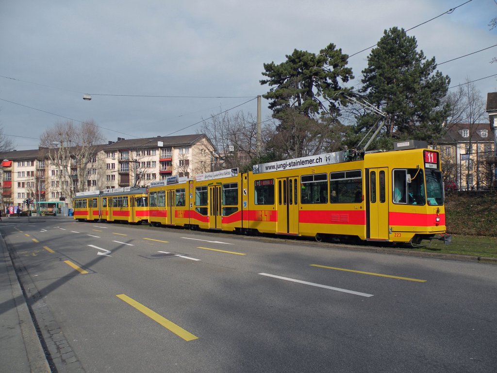 Whrend der Basler Fasnacht fhrt die Tramlinie 11 vom Aeschenplatz via Denkmal wieder Richtung Aesch. Hier sehen wir die Doppeltraktion mit den Wagen 223 und 108 kurz nach der Haltestelle Denkmal. Die Aufnahme stammt vom 28.02.2012.

