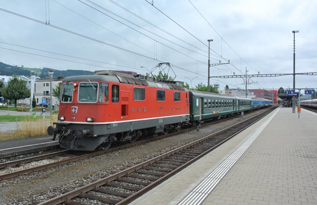 Whrend den Bauarbeiten in Luzern fallen die Zusatz IR Luzern-Zrich-Luzern zwischen Rotkreuz und Luzern aus. Zwischen Rotkreuz und Zrich HB werden anstelle der Kompositionen zwei Pendelzge eingesetzt, ein EWIV Pendel und ein EWI/II Pendel. Im Bild ist der EWI/II Pendel, welcher die Zge 3514/3537 (Rotkreuz-Zrich HB-Rotkreuz) bedient. Die Re 4/4 II 11135 zieht den 7-teiligen IR 3537 in Rotkreuz von Gleis 1 auf ein Abstellgleis, wo er ber Nacht abgestellt wird, 08.08.2013.