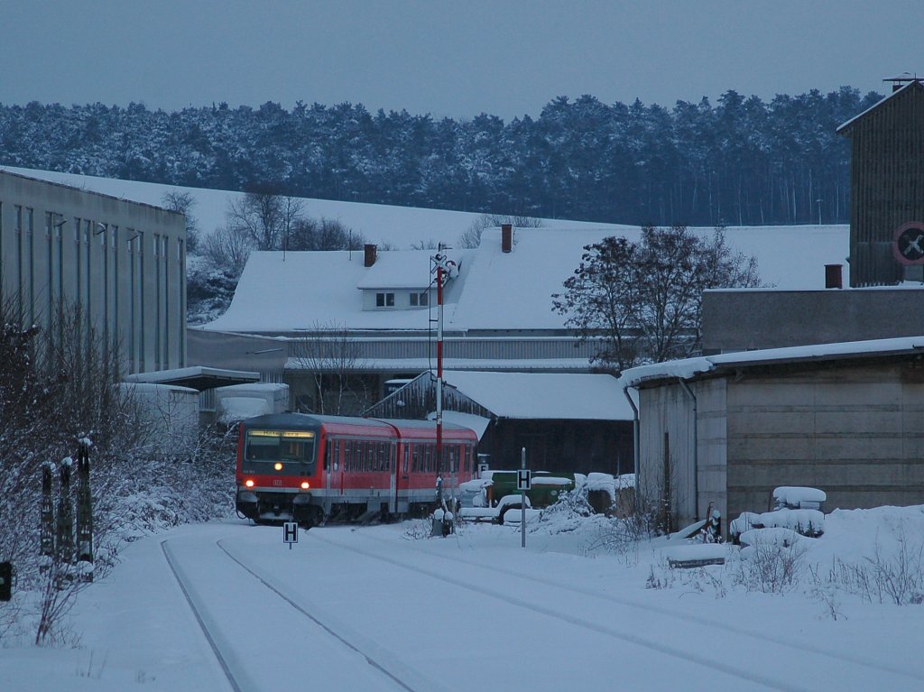 W�hrend bei dem Bild des 642er vorher kurz die Sonne rauskam, war es bei dem 628er (17:04) Gegenzug als RB 33642, Seckach - Miltenberg, wieder richtig dunkel und es begann zu schneien. 642 127 (17:06) musste auf den Gegenzug hier warten. 01.02.2010