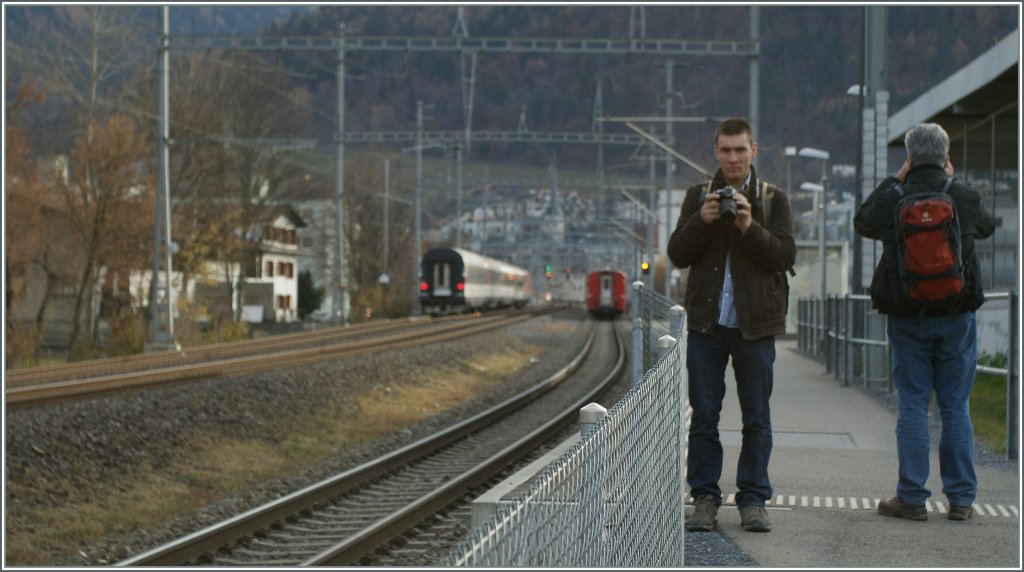 Whrend die beiden Fotografen wohl recht wissen, von wo der nchste Zug kommt, habe ich etwas Probleme mit der Schrfe, aber zum Glck gib es ja BB.de, da wird einem mit Rat und Tat geholfen...
Chur, den 1. Dez. 2011