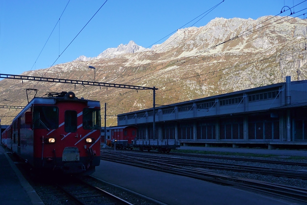 Whrend die Berge schon in der Sonne glhen, herrscht am Bahnhof Andermatt noch das Morgengrauen (3.10.11)