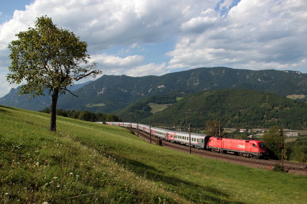Whrend der Brennersperre wird der Russenzug ber den Semmering umgeleitet. So lsst sich dieser Zug perfekt untertags ablichten.
Hier bespannt die BB 1116 199-1 den DRV 13117 und zieht in an der Apfelwiese bei Eichberg vorbei. Ab Gloggnitz wird der Zug brigens nachgeschoben.