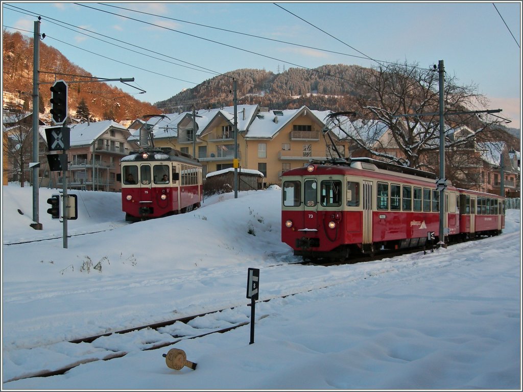 Während der CEV BDeh 2/4 75 von Les Pleiades in Blonay eintrifft, wartet der BDeh 2/4 73 mit Bt auf seinen Einsatz.
11. Dez. 2012