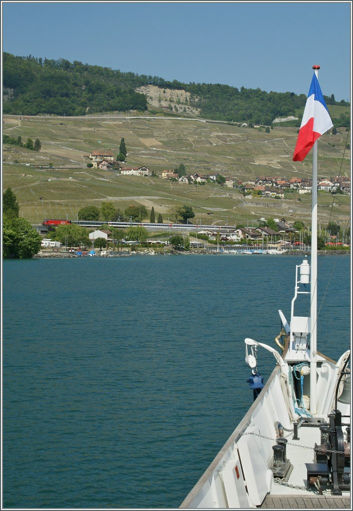 Whrend das Dampschiff  La Suisse  Cully verlsst, erreicht eine Re 460 mit ihrem IR den schnen Ort am Genfersee, ohne jedoch hier anzuhalten.
6. Juni 2013