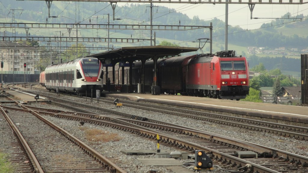 Whrend dem die E 185 116-1 den Bahnhof Immensee mit einem Gterzug durchfhrt, trifft der RABe 521 027 als S3 nach Brunnen auf Gleis 3 ein. (02.05.11)