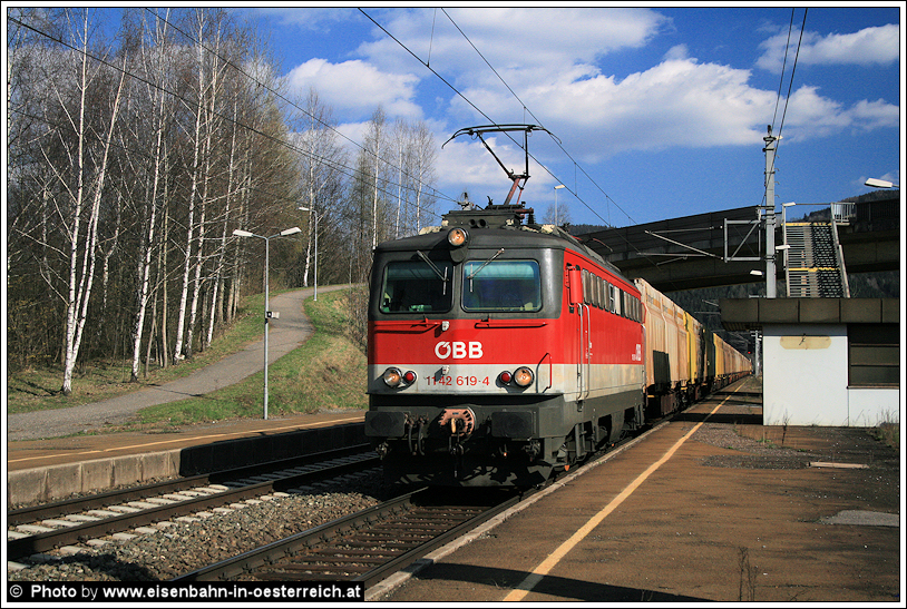 Whrend dem Warten auf die 1044.117 kam folgendes u.A. vorbei: 1142.619 mit beladenem Hackschnitzelzug GAG 41360 am Gegengleis (links) bei der Durchfahrt durch die ehem. Hst. Oberaich am 6.Apirl 2010
